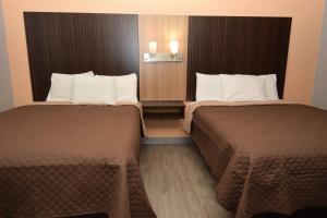 Postel nebo postele na pokoji v ubytování University Manor Inn