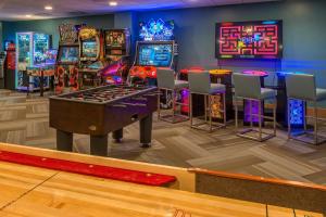 una habitación con juegos de arcade y mesa de billar en Grand Colorado on Peak 8, en Breckenridge