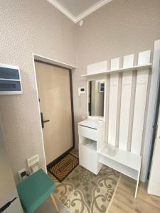 La salle de bains est pourvue d'une coiffeuse blanche et d'un miroir. dans l'établissement Like Home Hostel na Shevchenko, 162Б, à Almaty