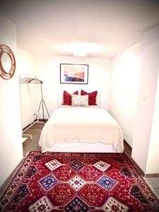 a bedroom with a bed with a red rug at Franziskaner Suites #12 in Graz