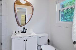 uma casa de banho com um WC branco e um espelho. em Tesuque Outpost Casita E Mountain Views em Santa Fé