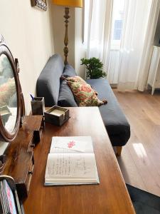 uma sala de estar com uma mesa e um sofá em La Torre em Florença