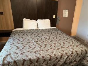 Postel nebo postele na pokoji v ubytování University Manor Inn