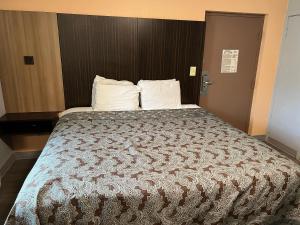 Postel nebo postele na pokoji v ubytování University Manor Inn