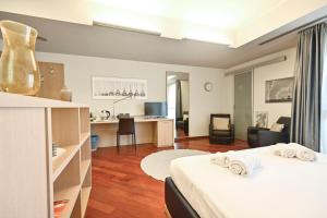 Habitación con 2 camas y sala de estar. en Top Living Apartments - San Salvario, en Turín