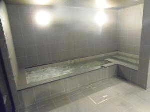 y baño con bañera. en The Nell Ueno Okachimachi, en Tokio