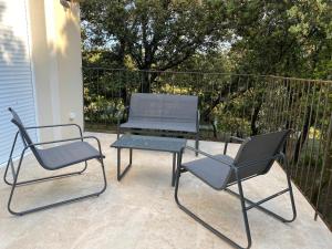 ボレーヌにあるGîte du Planasのパティオ(椅子2脚、テーブル、グリル付)