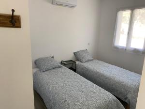 ボレーヌにあるGîte du Planasの窓のある部屋にツインベッドが2台 +12枚の写真