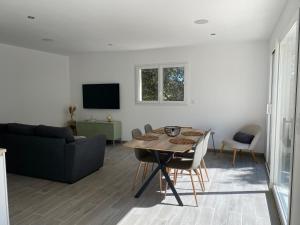 ボレーヌにあるGîte du Planasのテーブルとソファのあるリビングルーム