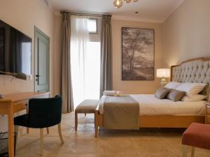 sypialnia z łóżkiem, biurkiem i krzesłem w obiekcie Battery House w mieście Valletta