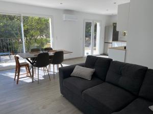 ボレーヌにあるGîte du Planasのソファとテーブルと椅子のあるリビングルーム