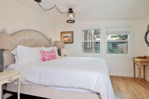 ein Schlafzimmer mit einem weißen Bett und einem Fenster in der Unterkunft Tesuque Outpost Casita F Mountain Views in Santa Fe