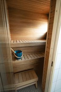 una sauna con un tazón azul en el medio en Private House with 4 Bedrooms and SAUNA near TARTU, 