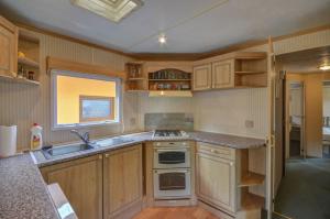 Kuchyňa alebo kuchynka v ubytovaní Apartmány Stříbrňák