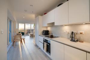 Sunset Retreat: Steps from Heathrow/Twickenham的厨房或小厨房