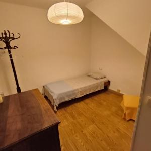 Habitación pequeña con cama y mesa en Sa Roca Roja, en Sóller