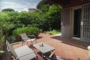 een patio met stoelen en tafels bij Casa Mia Guesthouse in Rome