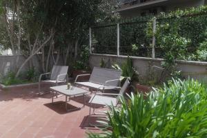 een groep stoelen en tafels op een patio bij Casa Mia Guesthouse in Rome
