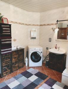 uma lavandaria com uma máquina de lavar roupa e um lavatório em Uriges Bauernhaus mit Blick auf Graz em Graz