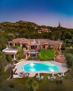 vista aerea di una casa con piscina di Geco di Giada Art Suites - Adult Only a Porto Rotondo