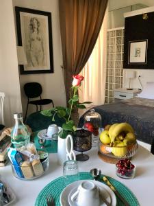una mesa con un plato de fruta en un dormitorio en B&B dai Mimmi, en Gravina in Puglia