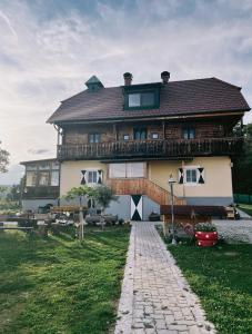 Uriges Bauernhaus mit Blick auf Graz في غراتس: منزل خشبي كبير مع سقف مقامر