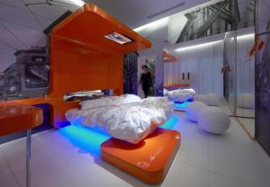 Cette chambre comprend 2 lits avec des lumières. dans l'établissement Town House Street, à Milan