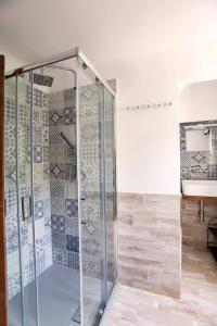 a shower with glass doors in a bathroom at Castè Style Fam Holidays near Cinque Terre in Riccò del Golfo di Spezia