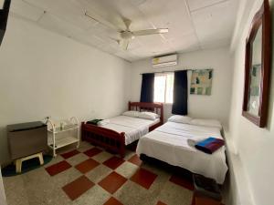 Habitación con 2 camas y TV. en Habitación Multiple cerca de aeropuerto, en Cartagena de Indias