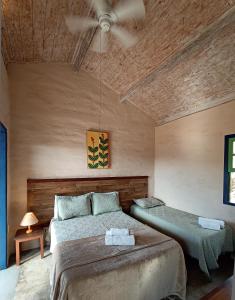 1 Schlafzimmer mit 2 Betten und einem Deckenventilator in der Unterkunft Cafezal em Flor Turismo e Cafés Especiais in Monte Alegre do Sul