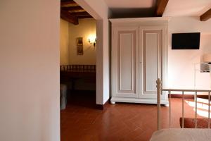 een kamer met een bed en een deur met een trap bij Begonia appartamento in villa in Macerata