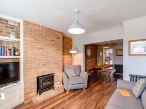 sala de estar con pared de ladrillo y chimenea en 1 Bed in Great Ayton 79273 en Great Ayton