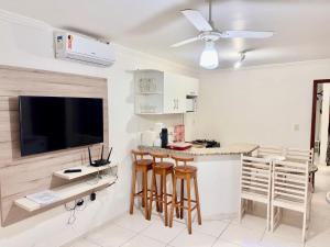 Μια τηλεόραση ή/και κέντρο ψυχαγωγίας στο Casa em Taperapuan, bem próxima ao Axé Moi e lazer completo-Seven Heaven C15A