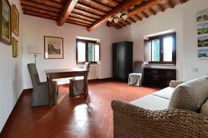 een woonkamer met een tafel en een bank bij Begonia appartamento in villa in Macerata