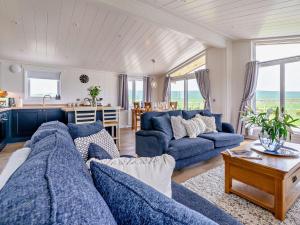 sala de estar con sofás azules y cocina en 2 Bed in St Andrews 94606 en St Andrews