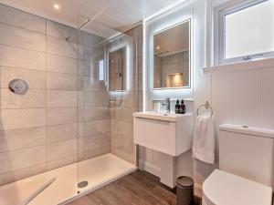 Bathroom sa 2 Bed in St Andrews 94606