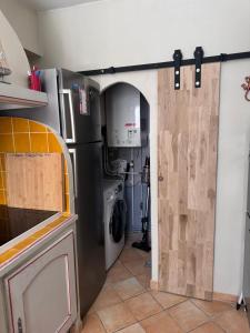 een keuken met een koelkast, een wasmachine en een droger bij La Mouette Bleue maison de ville individuelle in Martigues