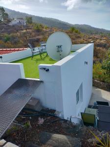 uma vista para uma casa com um satélite em Casa Azotea mit Dachterasse em Tijarafe
