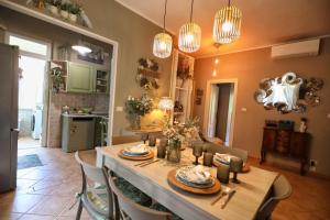 a kitchen and dining room with a table and chairs at L'Oasi tra mare e monti in Lerici