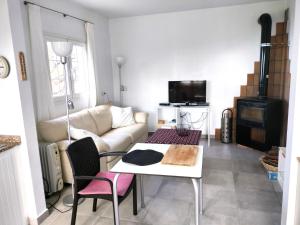 uma sala de estar com um sofá e uma mesa em Casa Azotea mit Dachterasse em Tijarafe