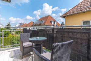 a patio with chairs and a table on a balcony at Arbeitsplatz, Balkon, Tiefgarage nähe neue Messe in Leipzig