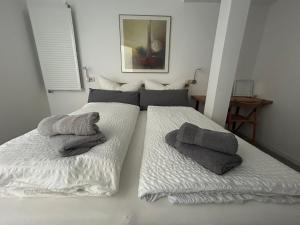 メーアスブルクにあるApartments mit eigenem Charme in Meersburgのベッドルーム1室(ベッド2台、タオル付)