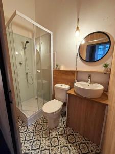 Un baño con inodoro, lavabo y ducha. en Panama - Sopot Centrum, en Sopot