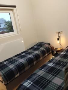 2 Betten in einem Zimmer mit Fenster in der Unterkunft Surrender three bedrooms in Aan de Wolfsberg
