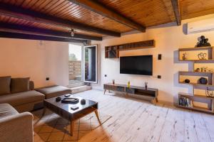 A television and/or entertainment centre at Barbara house
