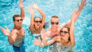 un groupe de personnes dans une piscine dans l'établissement Magnuson Hotel Sand Springs – Tulsa West, à Sand Springs