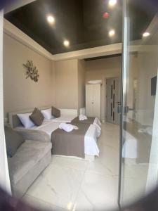 - une chambre avec 2 lits et un mur en verre dans l'établissement MiminoT&G, à Tbilissi
