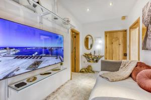 TV a/nebo společenská místnost v ubytování Stylish Valletta Suites + 37 fotografií