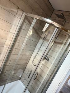 um chuveiro com uma porta de vidro na casa de banho em Cullen Holiday Home em Cullen