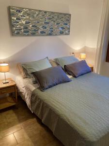 um quarto com uma cama com duas almofadas em PAULA em Riumar